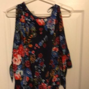 Flowered key hole sleeve size L shirt